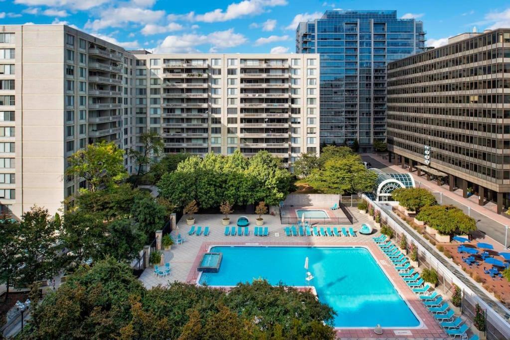 Modern Condo At Crystal City Arlington Exterior photo